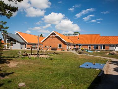 Foto af Børnehuset Sæbygårdvej set fra sydsiden af legepladsen